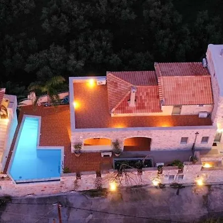 Mani Stone Towers Affittacamere 3*